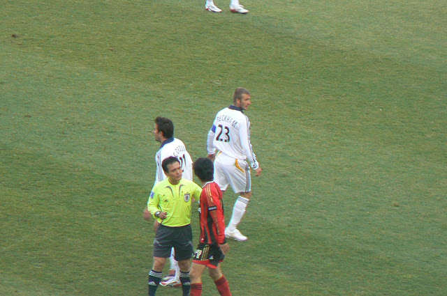 Referee has words with Lee Chung-young