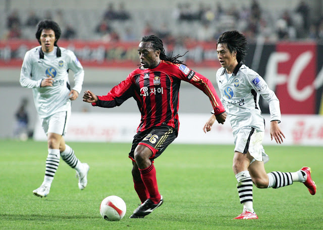 Kiki Musampa in action for Seoul against Incheon United