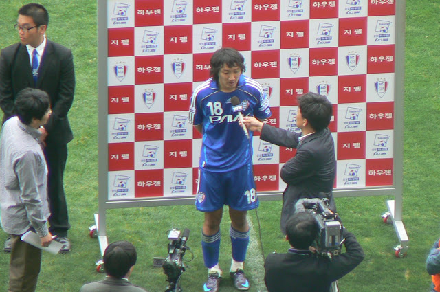 Shin Young-rok talks to the press