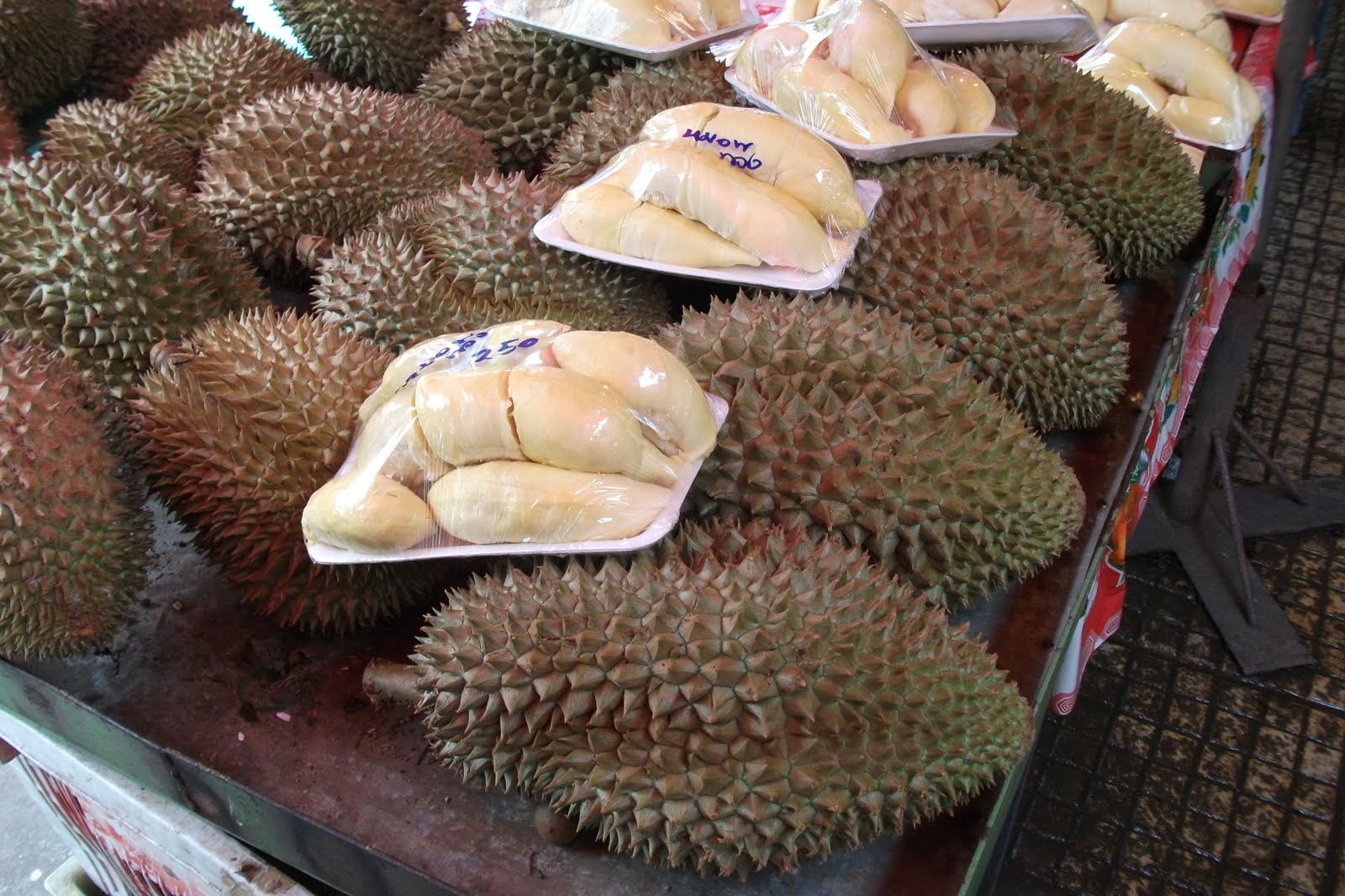 Можно ли из тайланда вывозить фрукты. Дуриан цибетиновый. Дуриан цибетиновый огромный. Тайский фрукт который воняет. Дуриан в Тайланде.