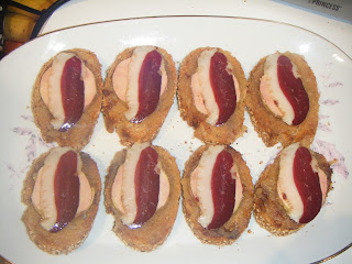 Montaditos de manzana, foie y jamón de pato