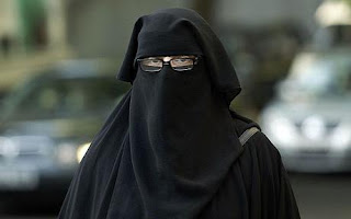 niqab veils burqa bans radicalisation discriminazione wobbly mille malley heathcliff rispondono proprietari infamante gioielleria musulmani oltre