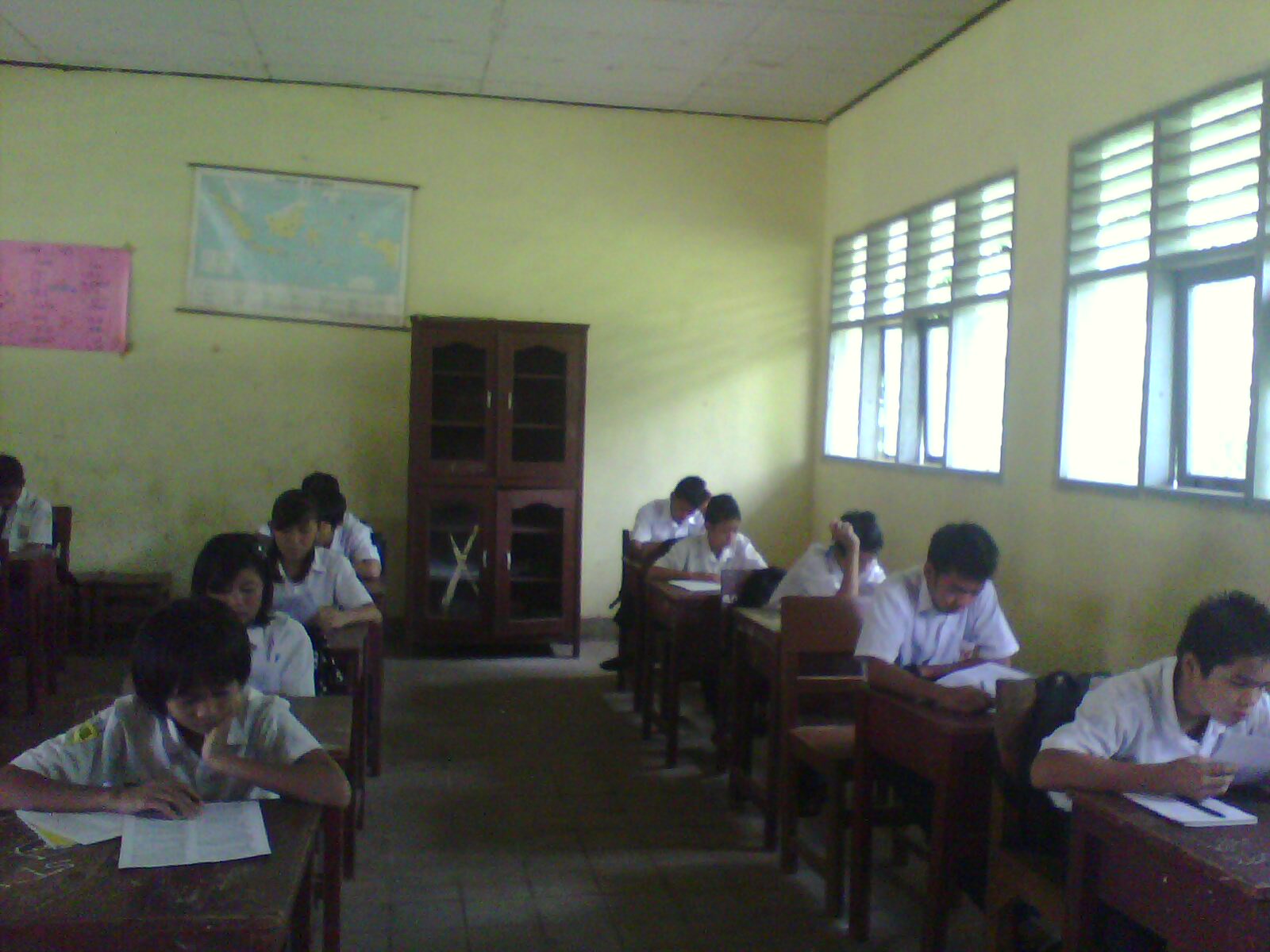 Foto Kelas 8a Waktu Ulangan (Angk.2009)  Pelajaran Bahasa 