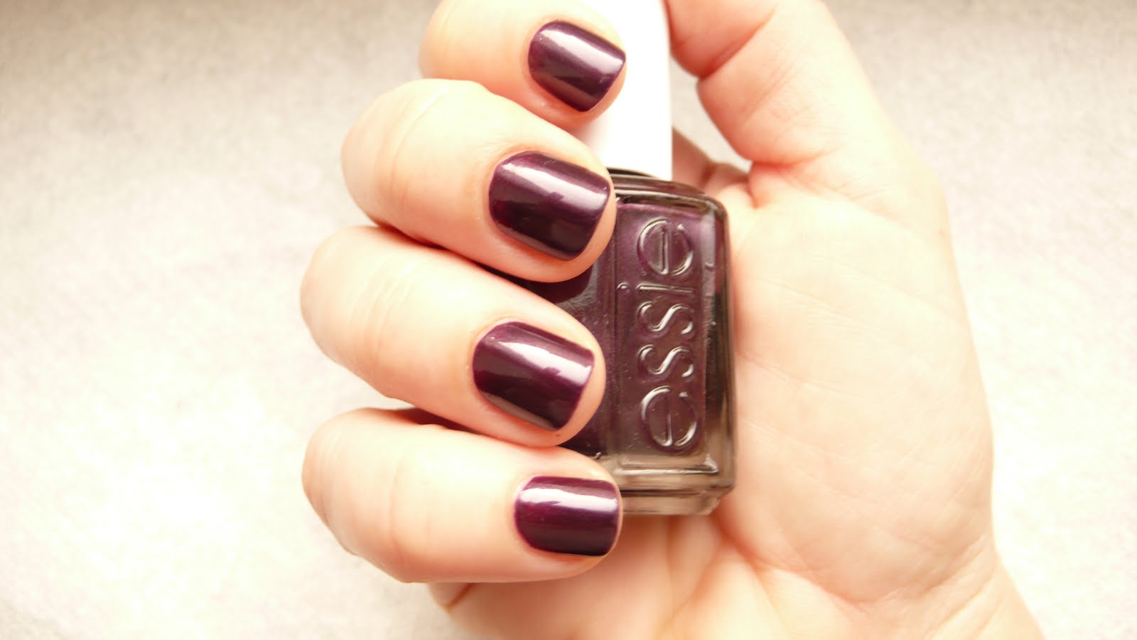 Noa's Beauty Blog ESSIE Damsel in a dress Nail Polish