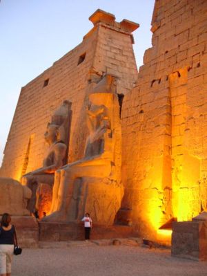 300px-Templo_de_Luxor.jpg