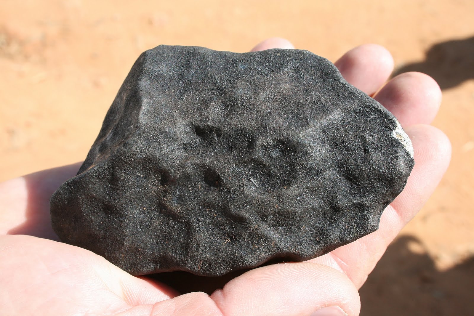 Stone fell. Лунный базальт метеорит. Марсианский базальт. Черный базальт. Черный камень метеорит.