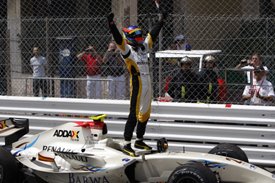 [Romain+Grosjean+comemorando,+22.05.jpg]