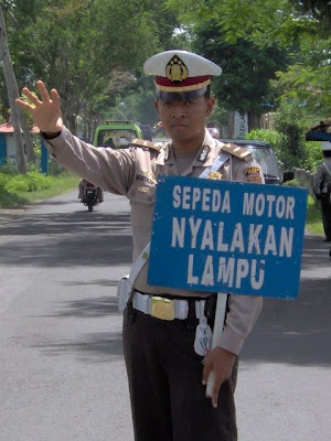 12 Gerakan Pengaturan Lalu Lintas | SAT SABHARA POLRES SIKKA