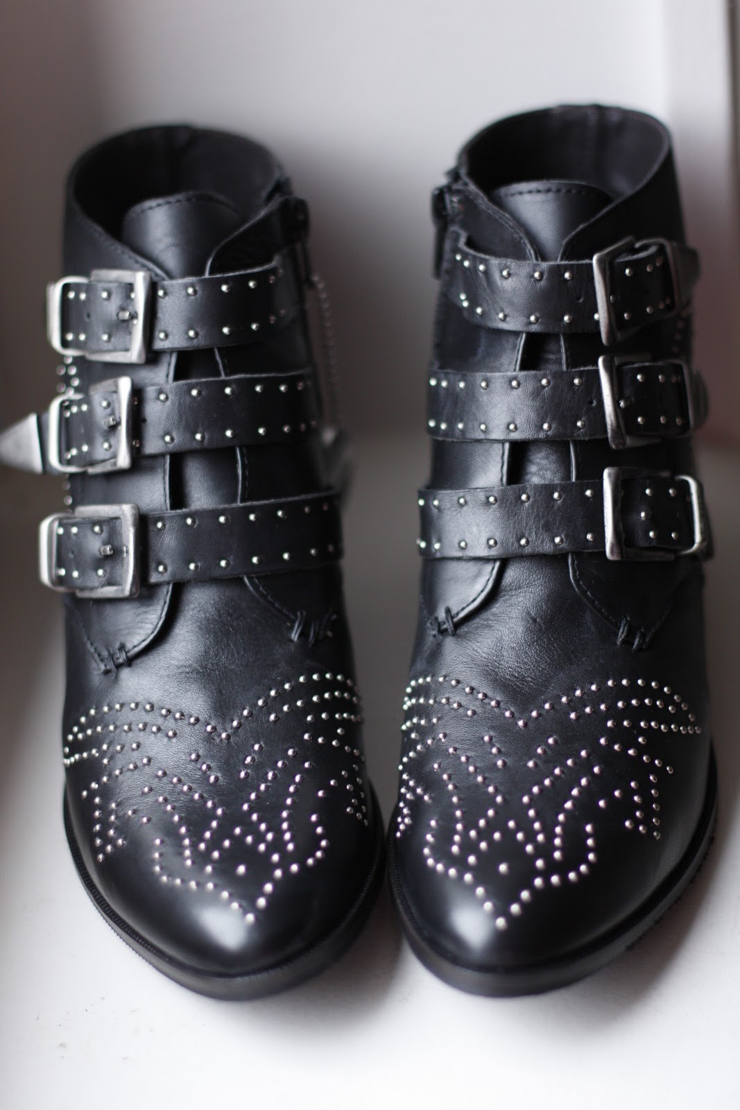 Clara vide son dressing Boots cloutées BRONX Office 39 neuves