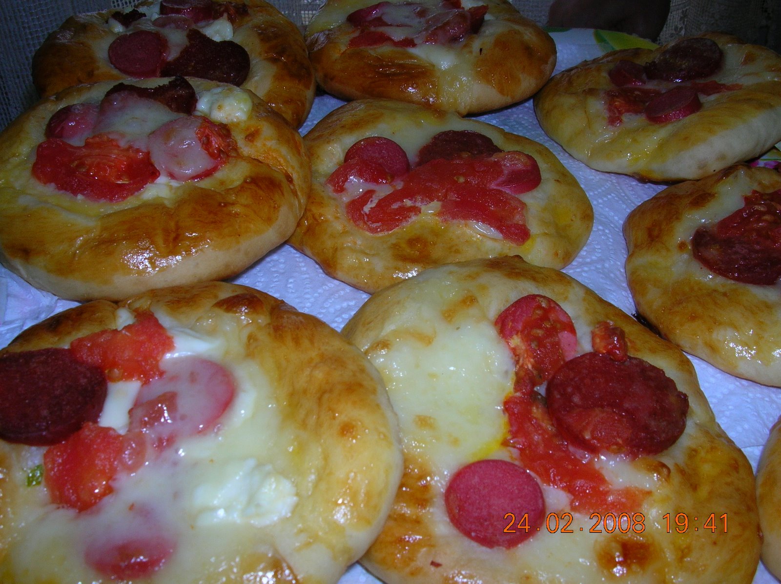 MİNİ PİZZA VE SAÇAKLI POĞAÇA