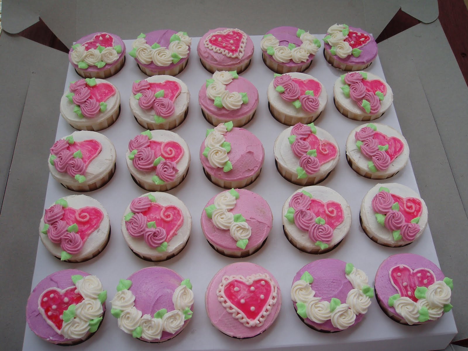 Sweety Yummie CupcakeYuMmy in the TuMmie!! Buttercream simple deco