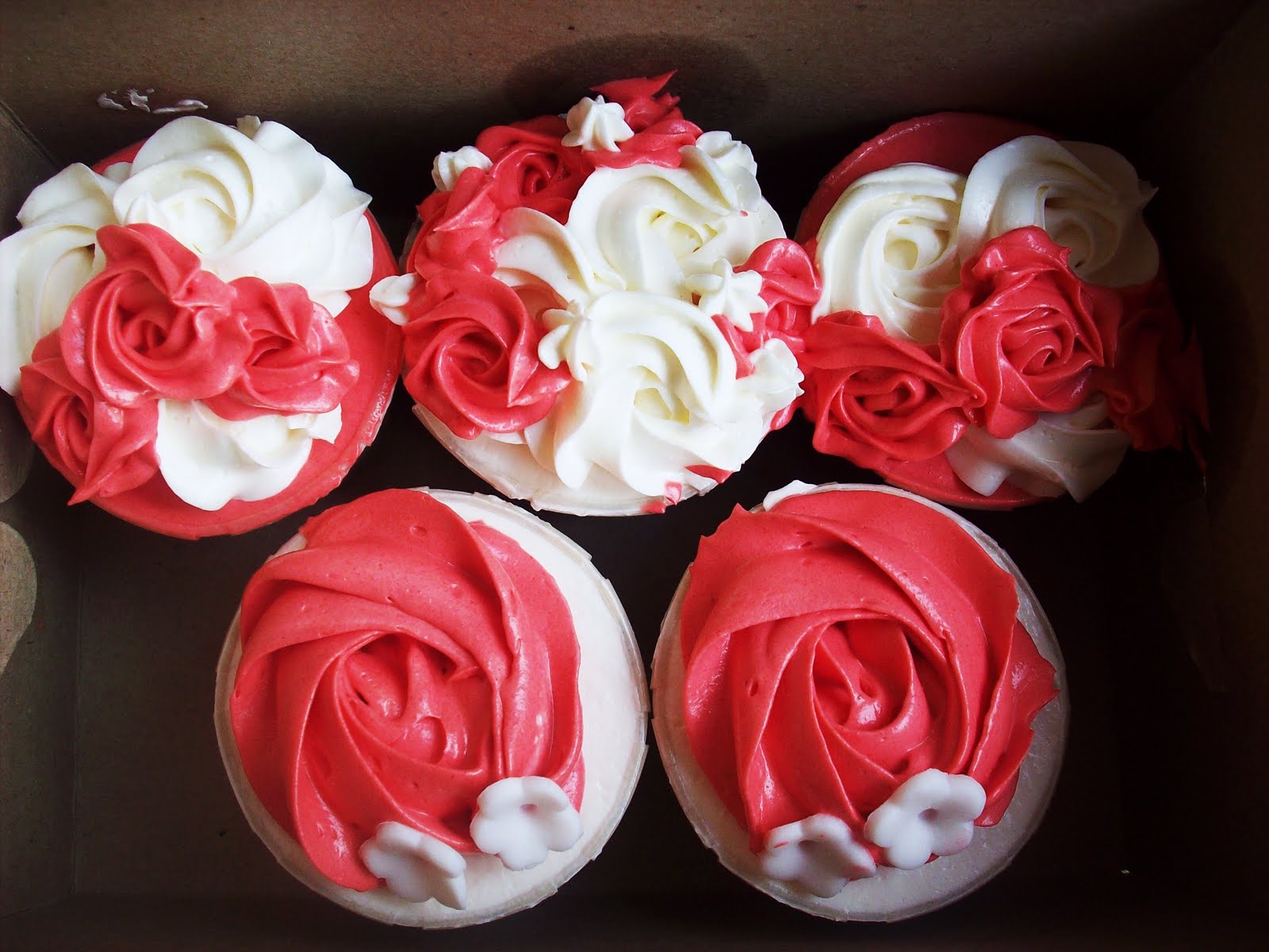 Sweety Yummie CupcakeYuMmy in the TuMmie!! Buttercream simple deco