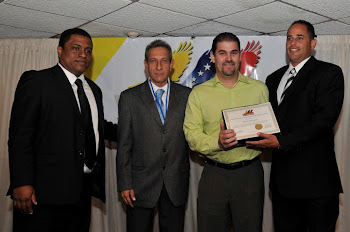 J.C. León recibe reconocimiento por la directiva de VEPPEX por su apoyo a la causa venezolana.