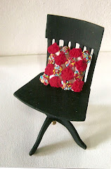 Cadeira giratória e almofadinha em fuxico - escala 1:6.