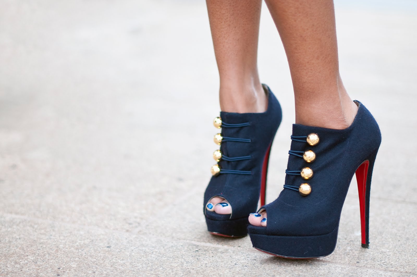 Необычные сказочные туфли делает девушка. Какая обувь самая вкусная. Какая обувь самая вкусная. Модные туфли. Яркие босоножки.