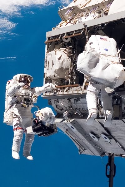 [space+station+workers+detail.jpg]