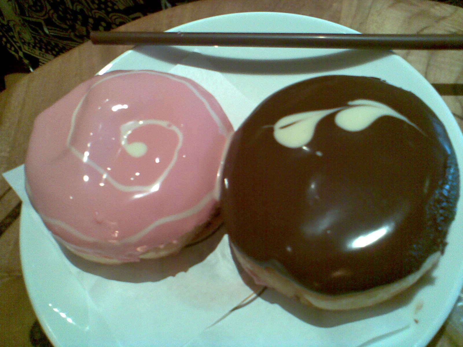 [pink+and+brown+doughnuts.jpg]