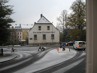 Der erste Schnee auf der Straße