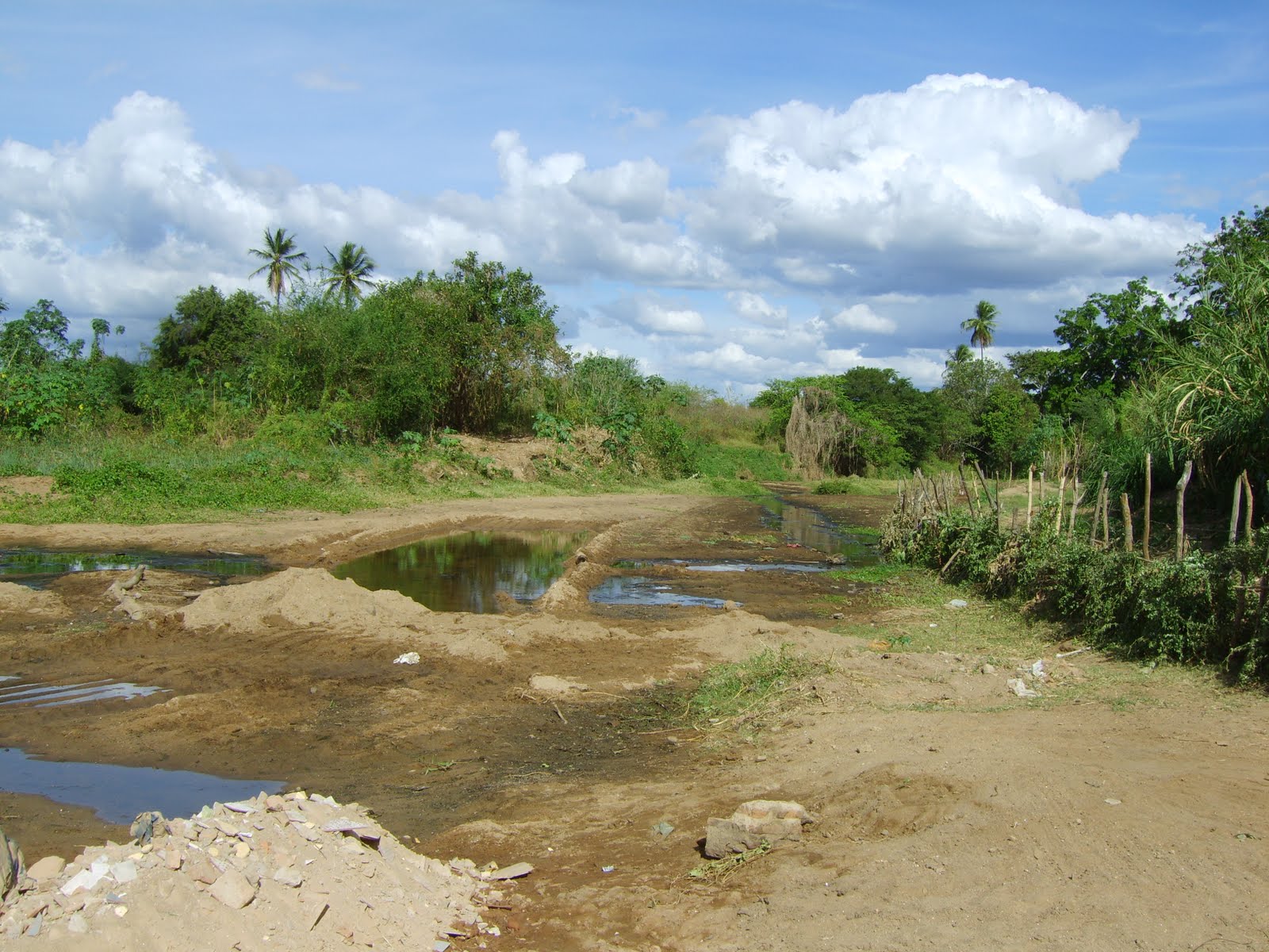 Rio Intermitente Rio Aracoiaba Município de AracoiabaCE Trilha Ecológica Mário Uchôa