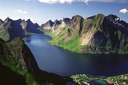 [reine+fjord2.jpg]