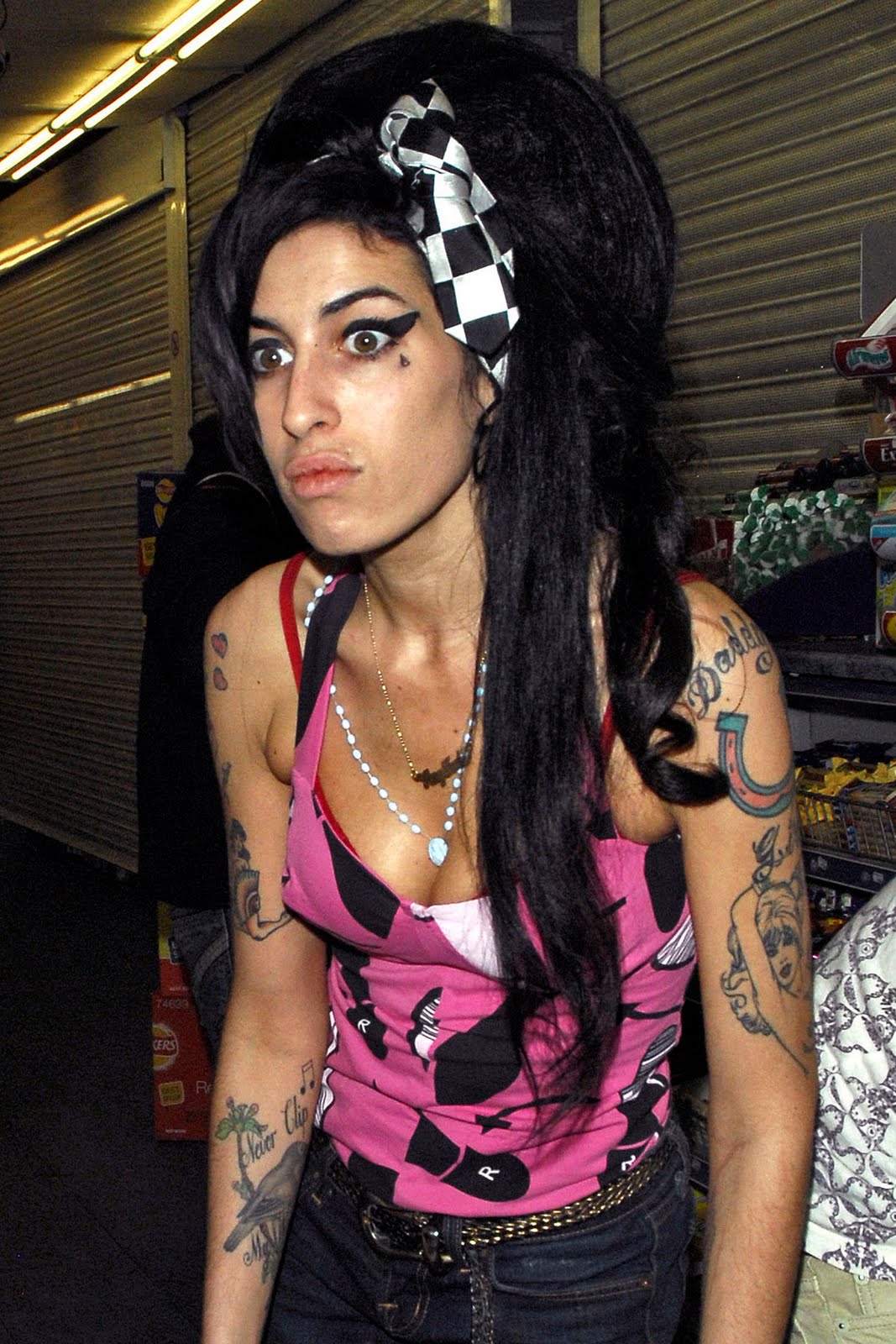 https://3.bp.blogspot.com/_csogD6ptEnI/SwD5iAHcA6I/AAAAAAAADhc/Bqx4S0Ov79A/s1600/Amy_Winehouse_03.jpg