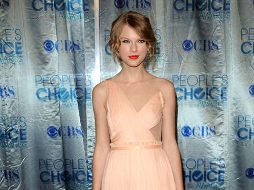 Taylor Swift Looking Charming in Peach Dress at 2011 People's Choice Awards