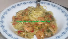 spaghetti con pesto e gamberetti