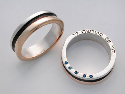http://3.bp.blogspot.com/_d4zmqSfE-J8/SwDYIVLXvDI/AAAAAAAADzc/JlYtjw-Cavw/s1600/Wedding+rings.jpg