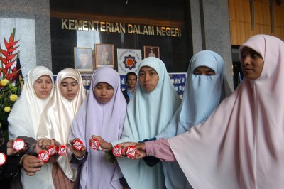 Gambar Bogel Aksi Gadis Bertudung Labuh   Melayu Boleh.Com