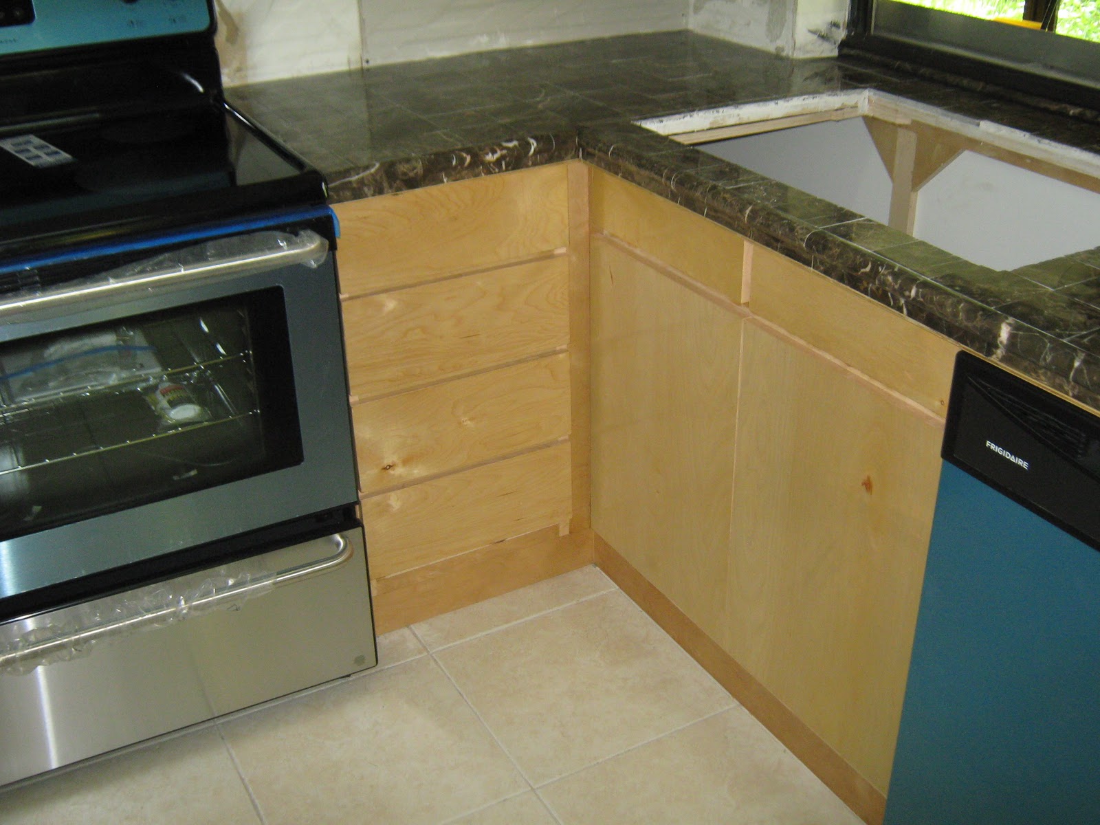 FERNANDEZ CABINET: INSTALACION DE COCINA EN MADERA Y MARMOL NEGRO