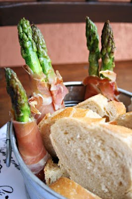 Aspargos+grelhados+com+presunto+Parma bx - Receitas para o Dia dos Namorados