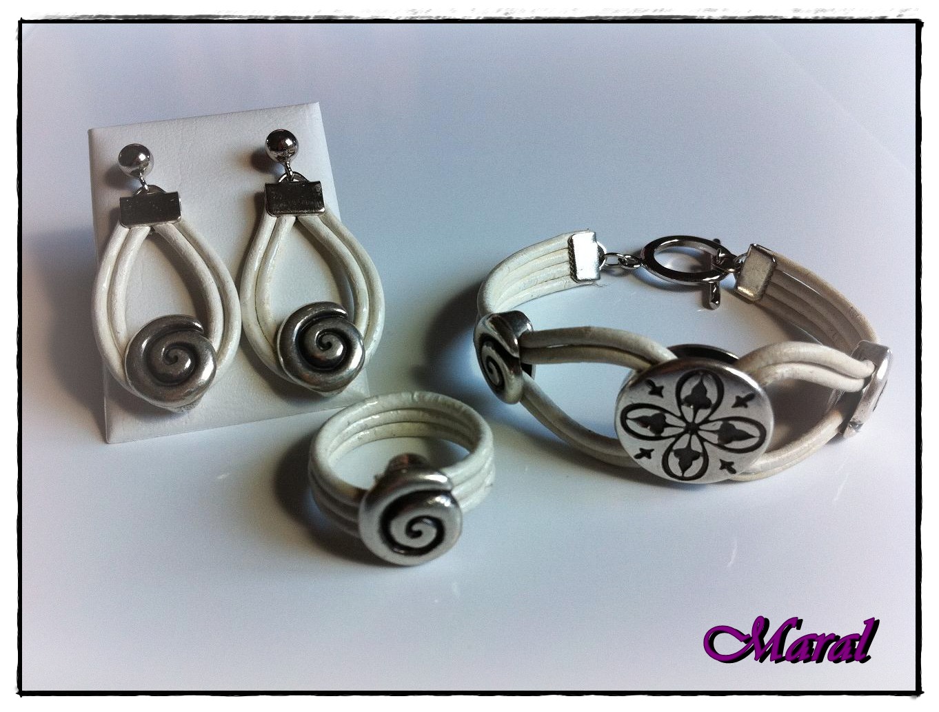 Complementos Maral: Conjuntos de cuero y baño de plata