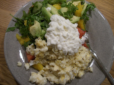%C3%84ggr%C3%B6ra+och+sallad+med+mango+och+avokado - Äggröra och sallad med avokado och mango