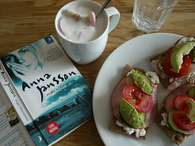 frukost+med+bok+001 - Semesterlycka är...