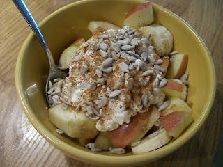 Banan+%C3%A4pple+keso+solrosfr%C3%B6n - Lättlunch med banan, äpple, keso och solrosfrön