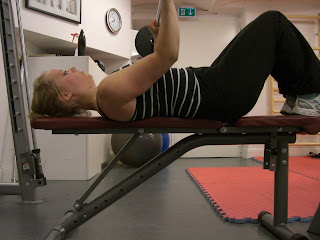 CIMG8285 - Tricepspress mot magen / Bänkpress smalt grepp - Veckans Övning