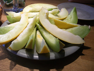 meloner - Kycklingsallad med mango och avokado och fruktig efterrätt på min middagsbjudning