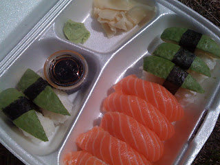 Sushi+001 - God sushi i en solig park till lunch
