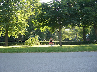 Latsdrag+sittandes+i+luften - Styrketräning i en park i Tallinn