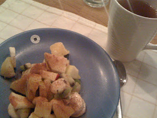 fruktsallad - En blaskig promenad och en god middag