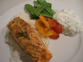 Hannas%2Blax%2Bmed%2Brostad%2Bpaprika%2Bsocker%25C3%25A4rtor%2Btzatziki%2Boch%2Bris%2B%25282%2529 - Hannas lax med tzatziki, ugnsbakad paprika, sockerärter och ris
