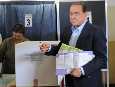 [Berlusconi+non+molla.jpg]