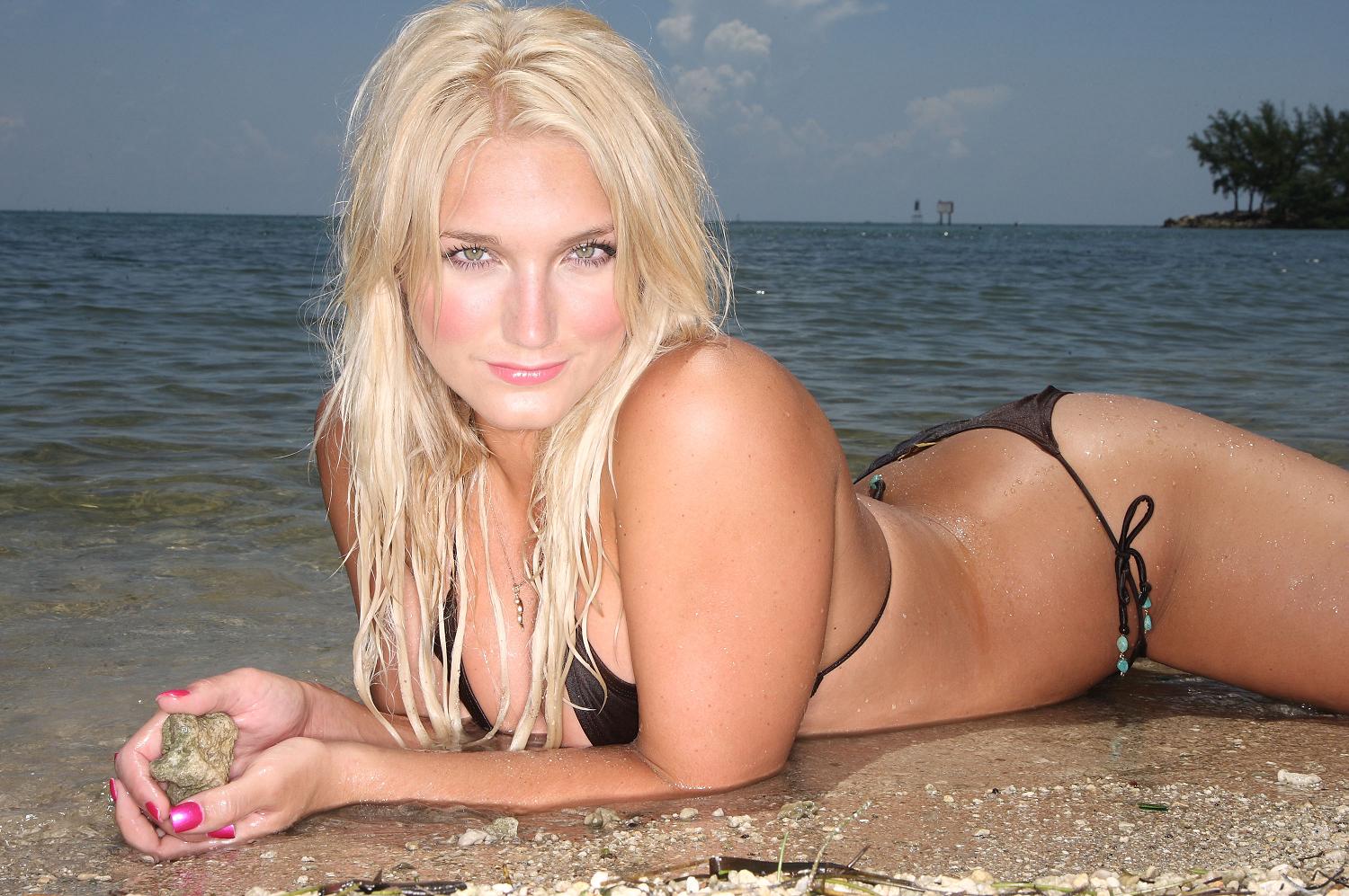 74187_Brooke_Hogan-Portrait_Shoot_in_Miami_5134_122_96lo.jpg.