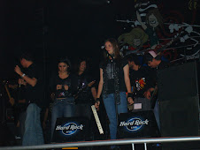 2007 Nov 22 - Leslie canta en Hard Rock