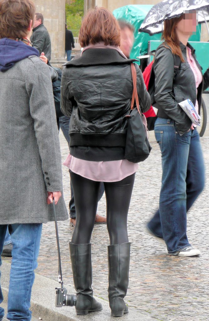 CandidCurves: Beautiful girl in Shiny tight leggings.