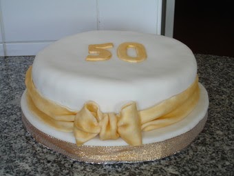 Bolo de 50 anos: 80 ideias para iniciar a nova década muito feliz  Bolo de 50  anos, Bolo de aniversário rústico, Bolo de aniversário de 50 anos