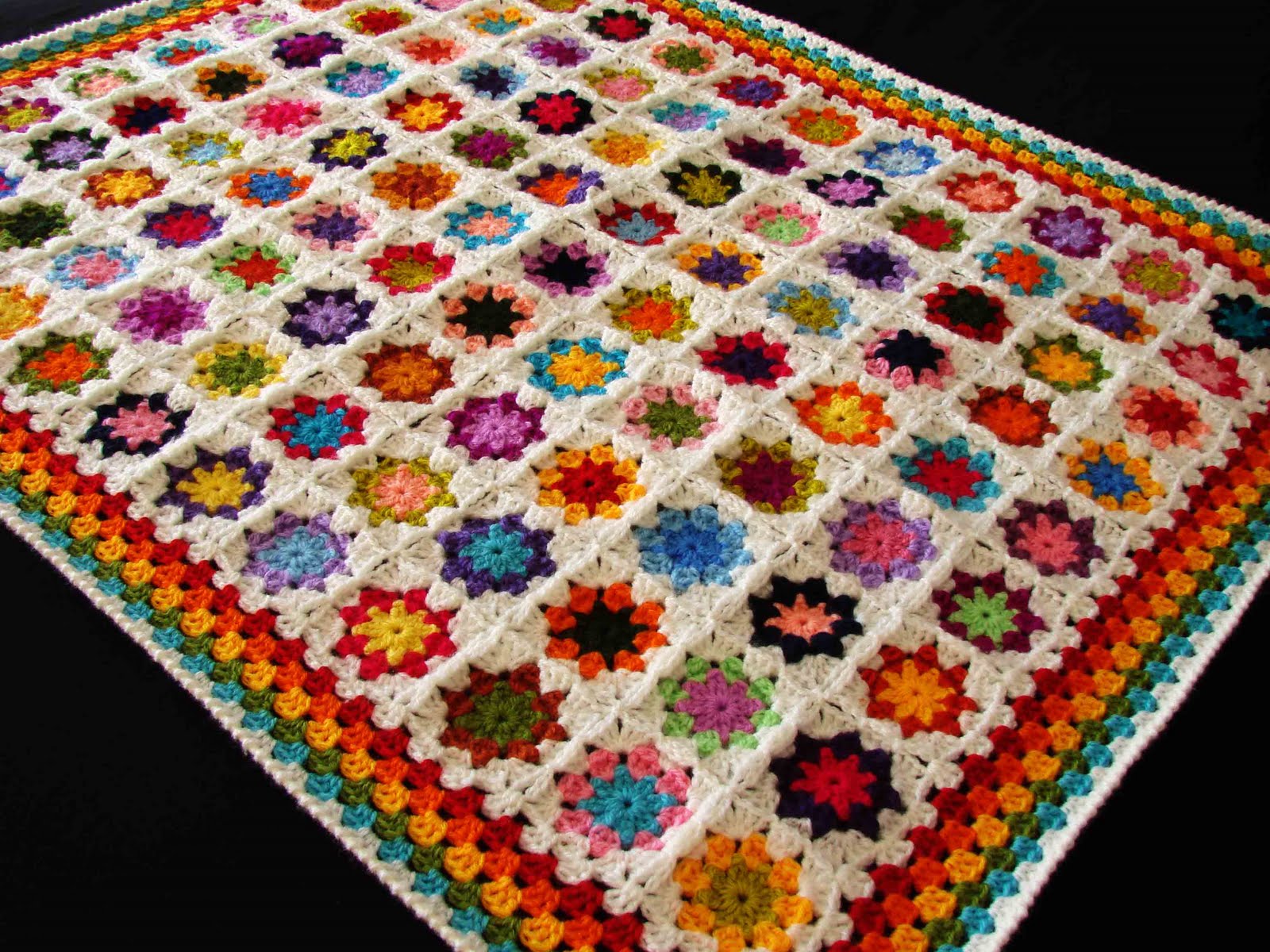 плед из разноцветной пряжи. вязание крючком плед из остатков. вязание крючком плед из остатков. вязаные пледы из остатков пряжи. коврик из остатков пряжи.