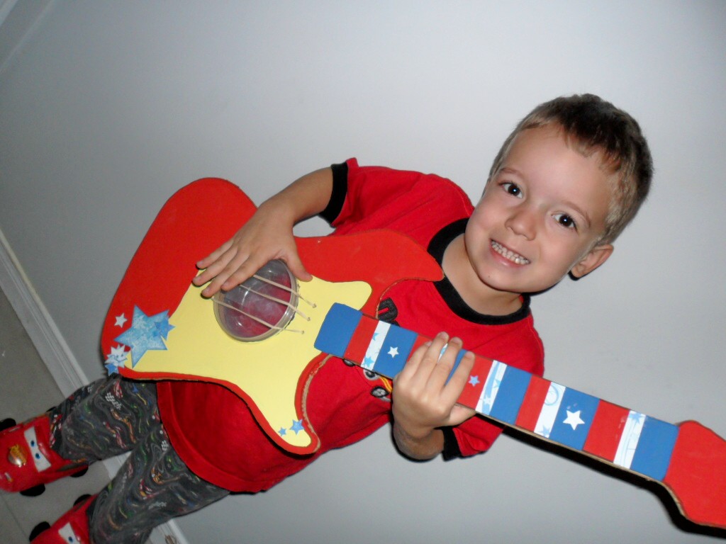 Игры делать гитару. Гитара из картона. Электрогитара из картона. Детская гитара из картона. Игрушечная гитара из картона.