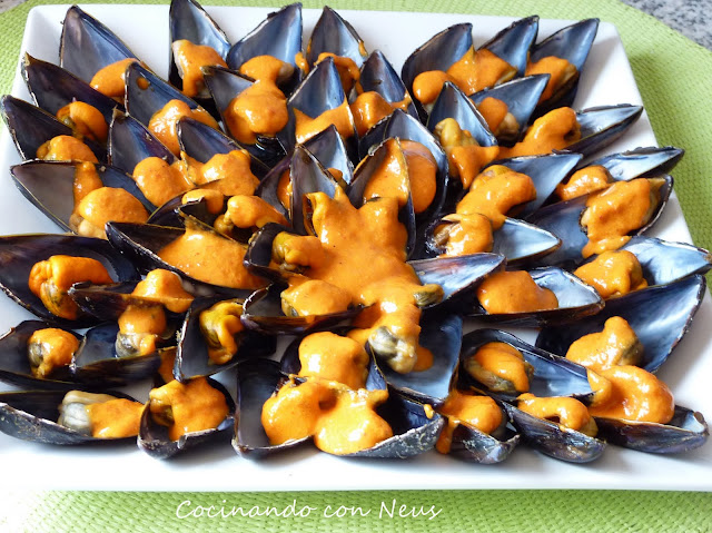  Mejillones con salsa de romesco 