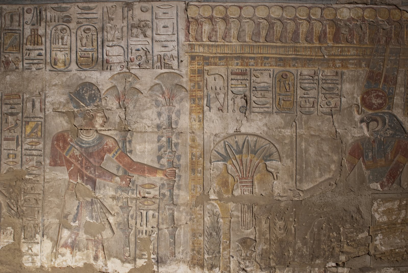 Древних стен песня. Гробница Осириса в Египте. Египет музей Осирис. Барельефы храма Осириса. Храм Осириса барильефы.